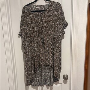 Maurices Black Floral Short-Sleeve Tunic